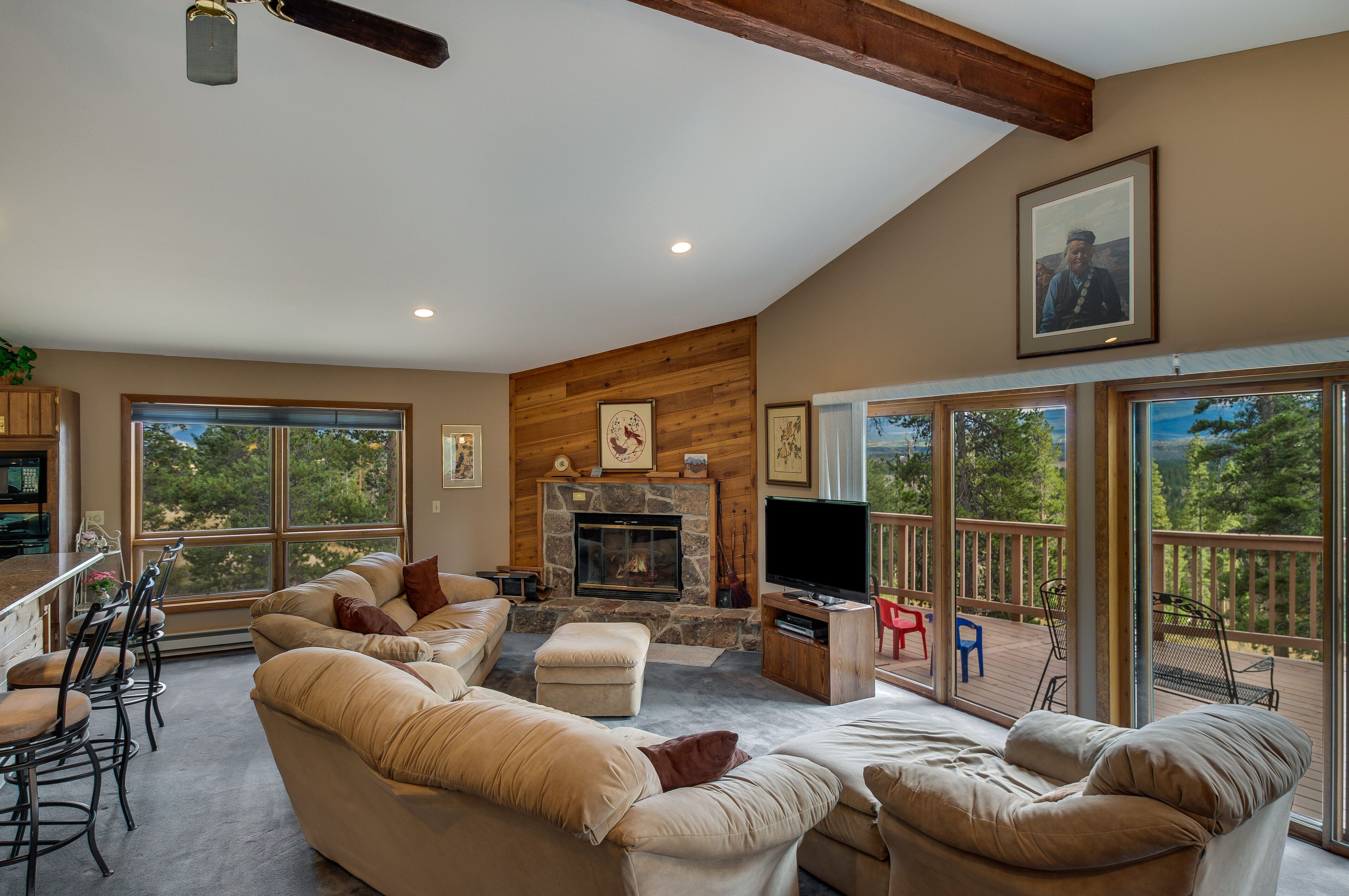 Great Family Value - Gorgeous views - Private acre in the pines