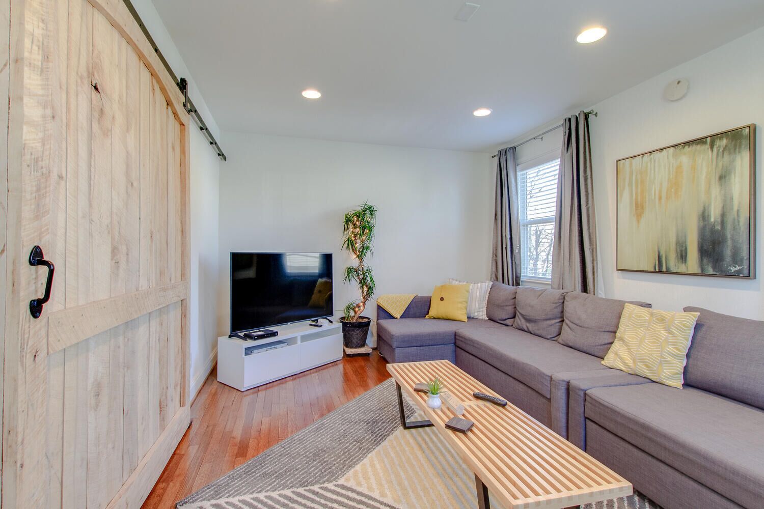 Newly Renovated Cottage Minutes From Downtown!