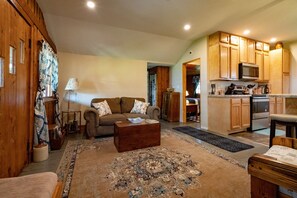 Smart TV, books - Water lovers Dream-Newly renovated! Gorgeous modern updates with a rustic flare! (Lake Linden)