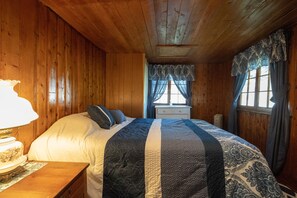 2 bedrooms, free WiFi, bed sheets - Water lovers Dream-Newly renovated! Gorgeous modern updates with a rustic flare! (Lake Linden)