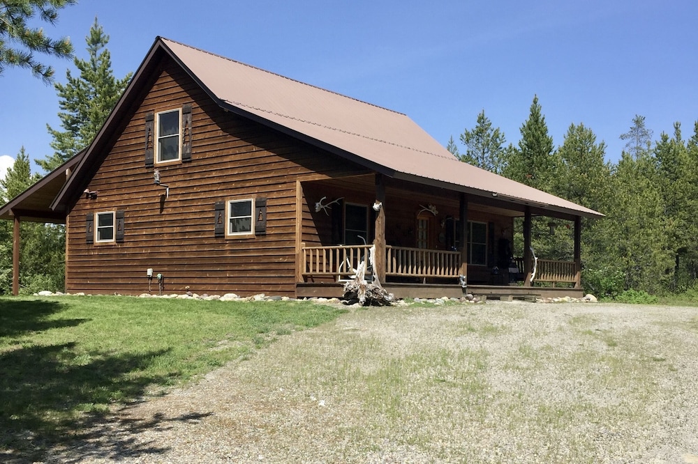 Minutes from Glacier Home; Views, Wildlife, Internet, and more!
