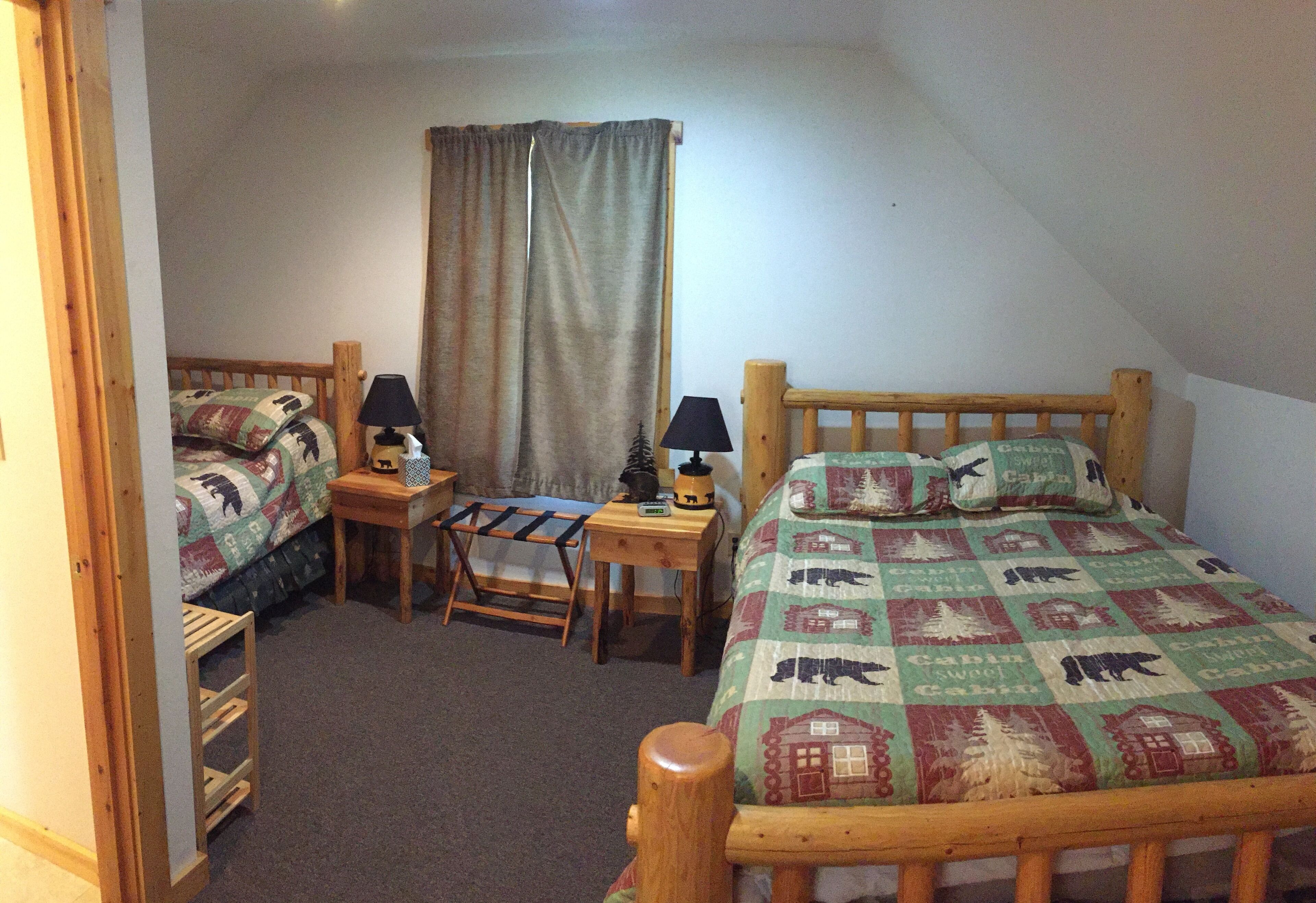 Minutes  from Glacier Home; Views, Wildlife, Internet, and more!