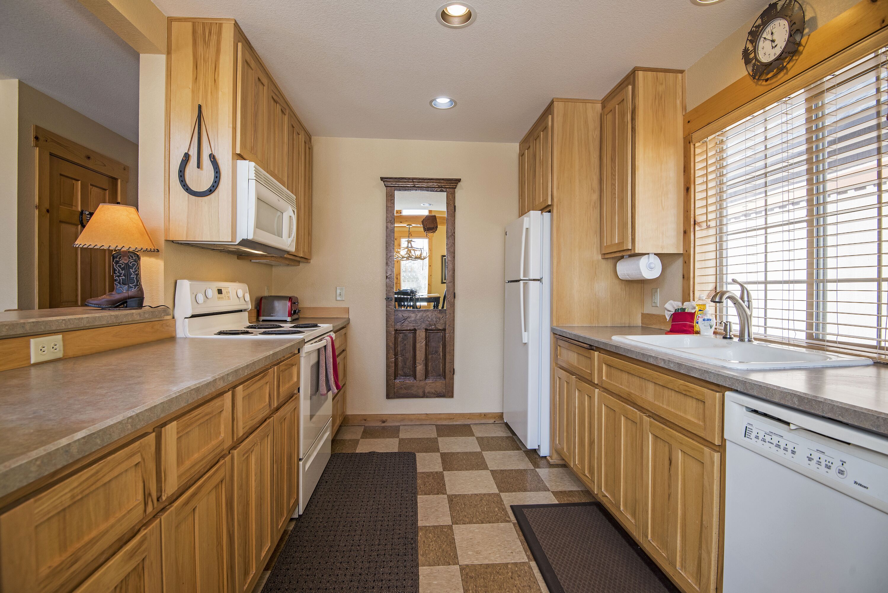 RUSTIC LUXURY CHALET GOLF COURSE VIEW...RELAX ON DECK & ENJOY PRIVATE HOT TUB