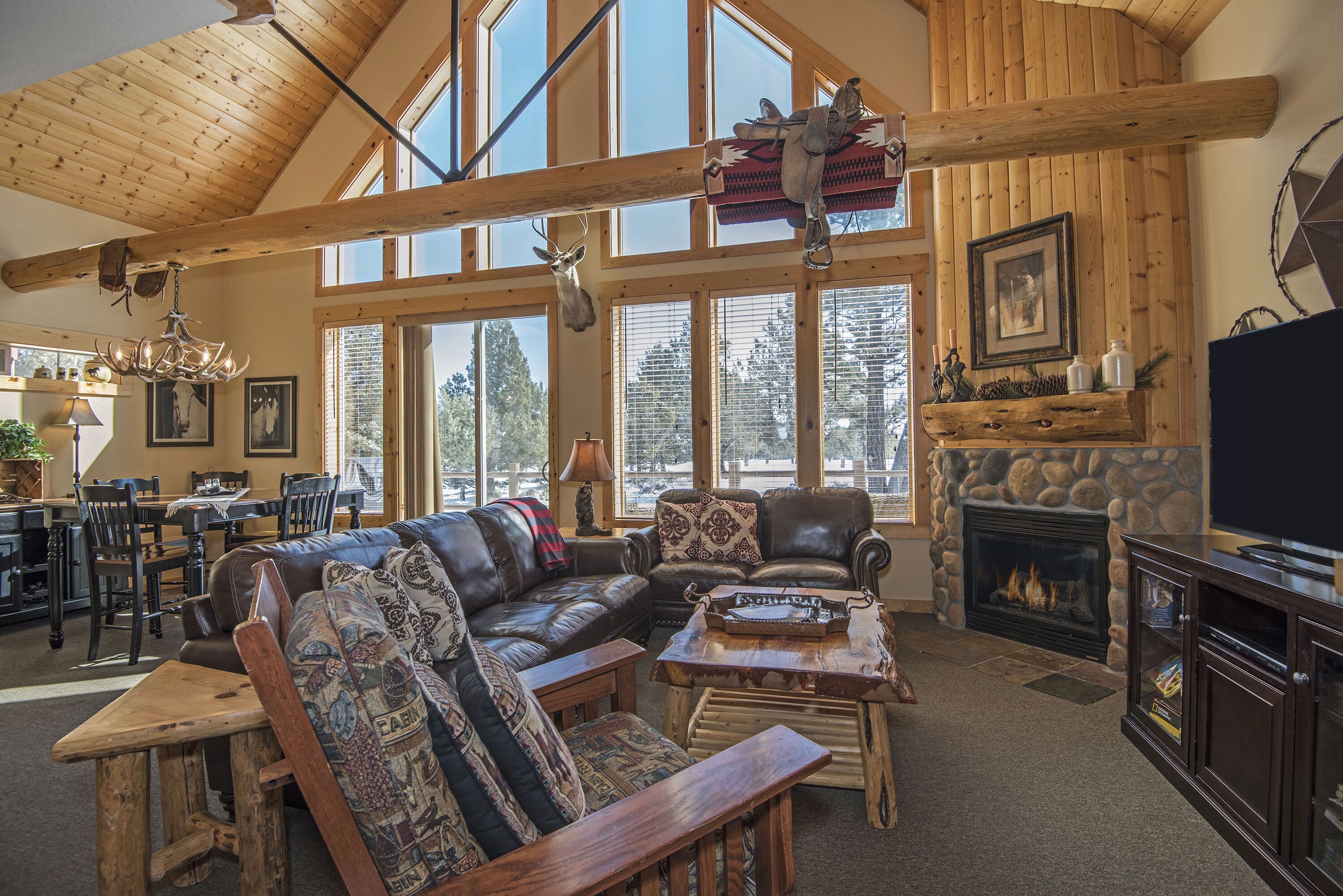 RUSTIC LUXURY CHALET GOLF COURSE VIEW...RELAX ON DECK & ENJOY PRIVATE HOT TUB