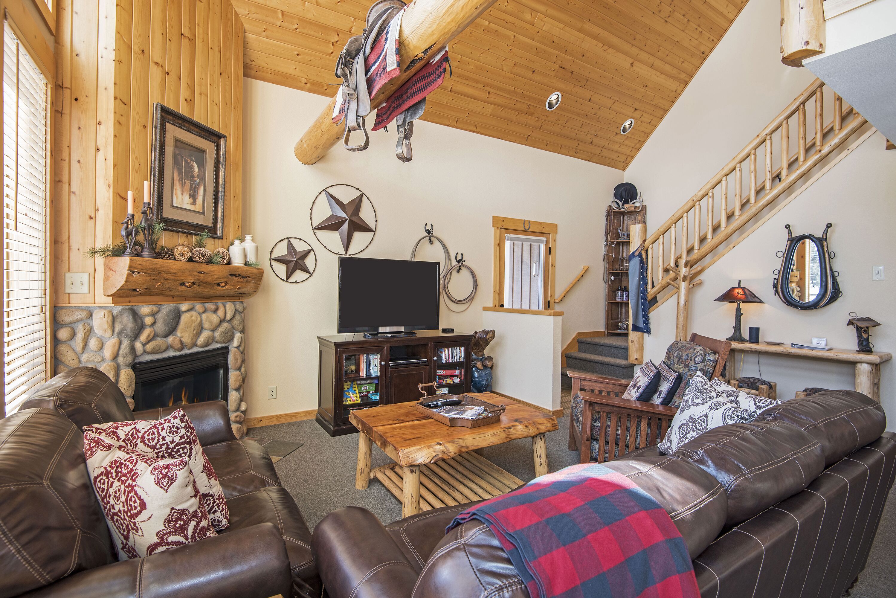 RUSTIC LUXURY CHALET GOLF COURSE VIEW...RELAX ON DECK & ENJOY PRIVATE HOT TUB