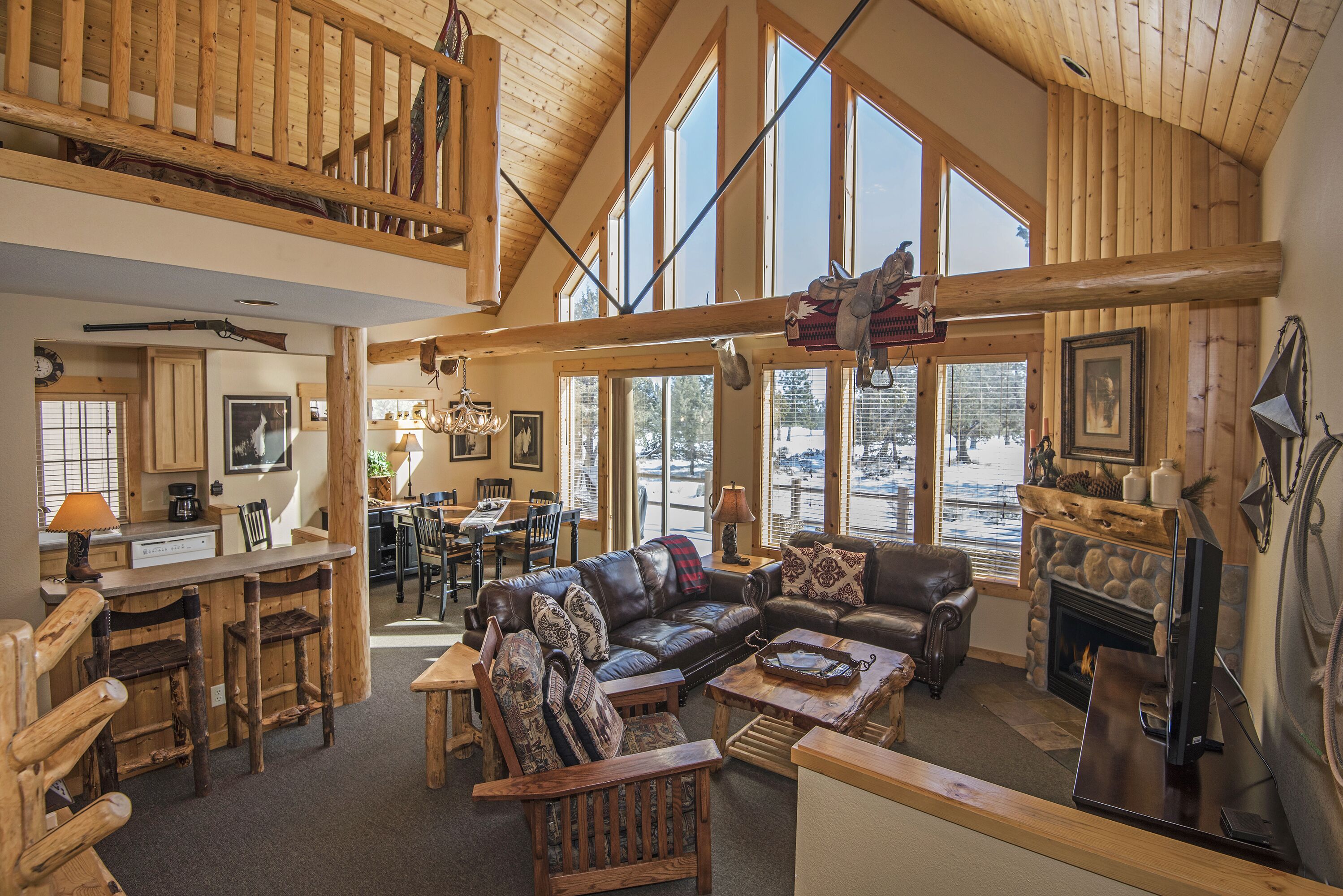 RUSTIC LUXURY CHALET GOLF COURSE VIEW...RELAX ON DECK & ENJOY PRIVATE HOT TUB