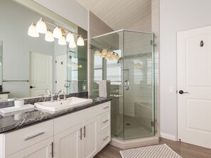 Combined shower/tub - Modern Beach Front Bungalow (Oxnard)