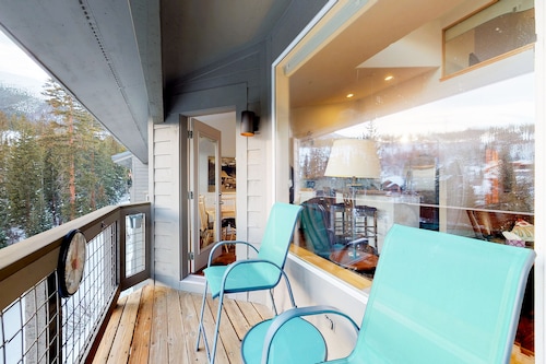 Mountaintop beauty with balcony & game room