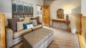 Televisión de pantalla plana, chimenea, futbolito y oficina 