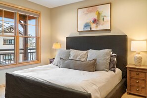 3 bedrooms, laptop workspace, iron/ironing board, WiFi