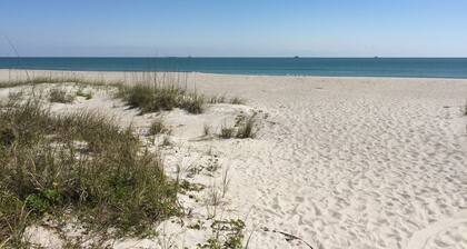 Luxury Studio 4, täysin uusittu ja vain lyhyen kävelymatkan päässä rannalta!