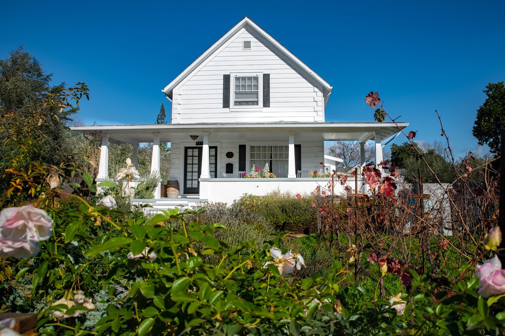 Historic Saint Helena farm house one block from Main Street