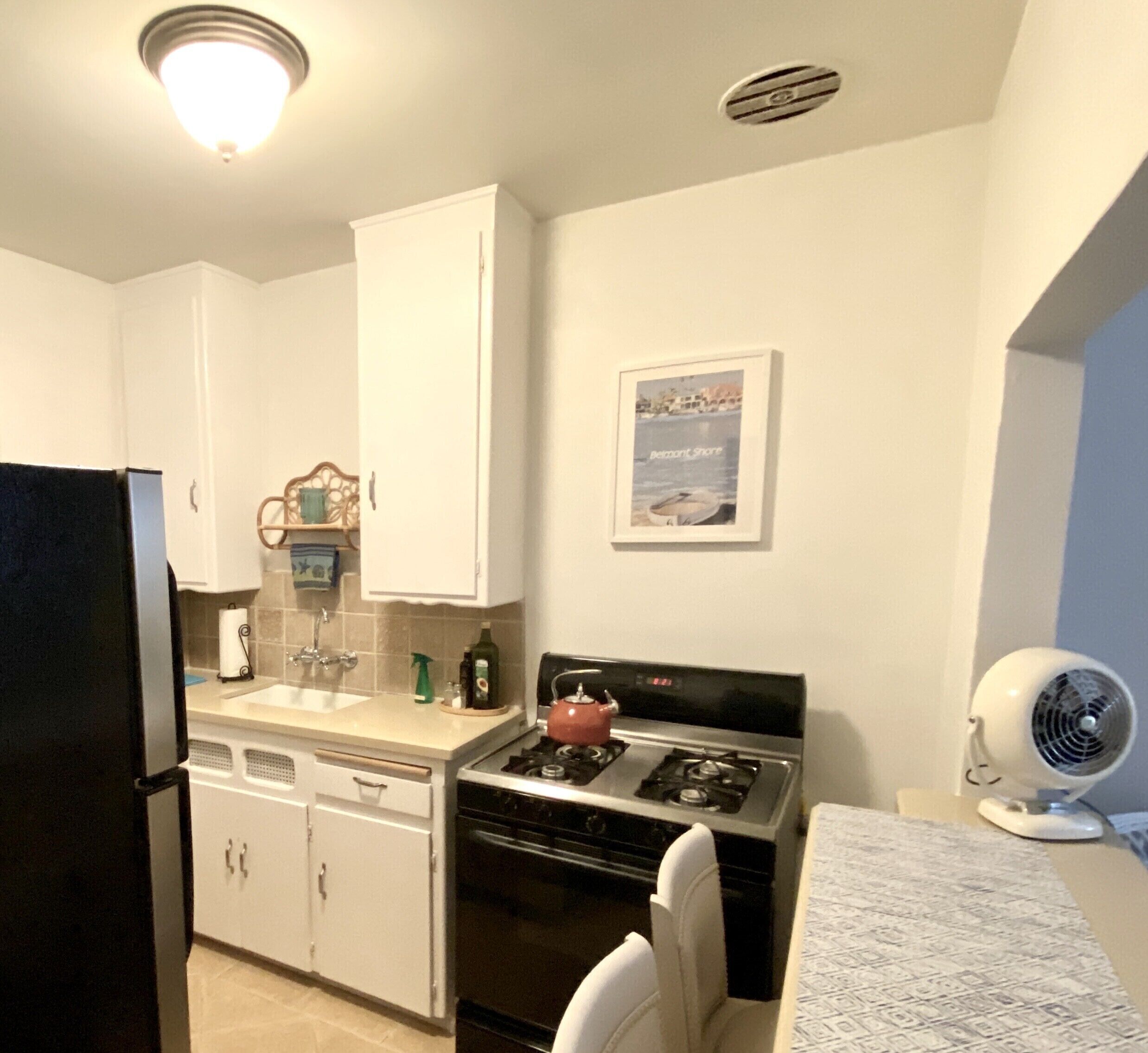 Bright Fresh Cottage...Walk to Bay & 2nd Street!