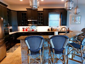 Een koelkast, een magnetron, een oven, een vaatwasser