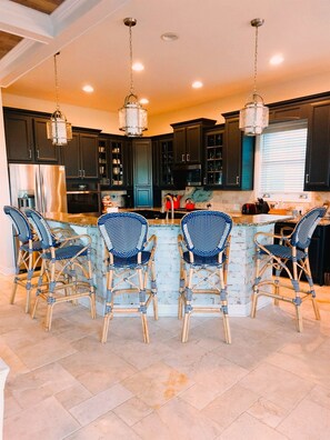 Kühlschrank, Mikrowelle, Ofen, Geschirrspüler