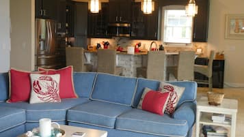 Tv, eldstad och böcker