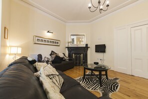 Fernseher, Kamin, DVD-Player, Musikbibliothek