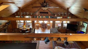 Een smart-tv, een open haard, een dvd-speler en boeken