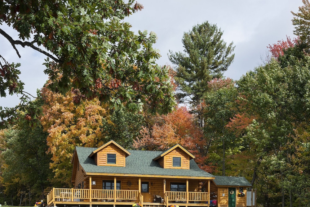 Luxury New Log Cabin on Lake Winnisquam perfect family Retreat in Lakes Region