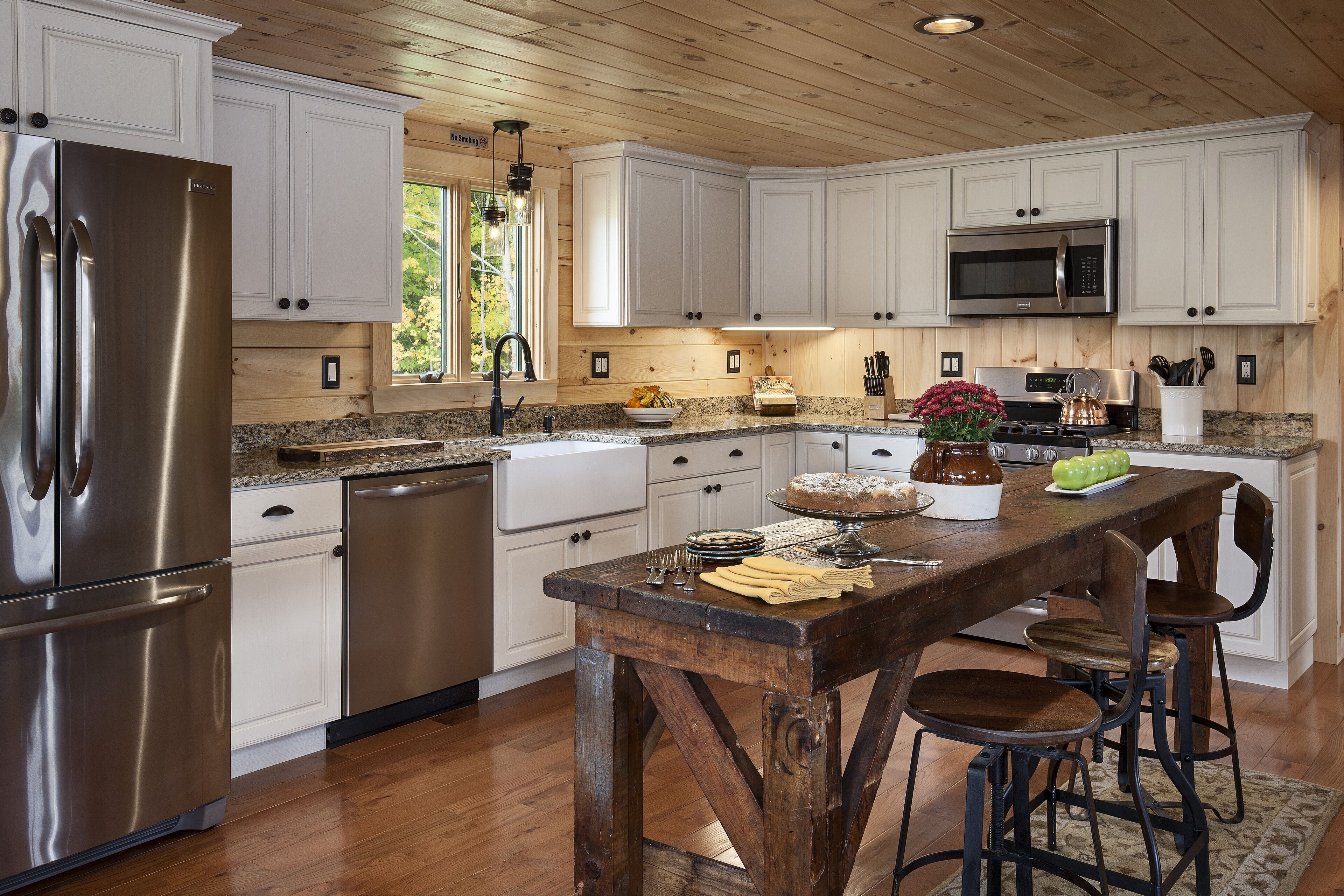 Luxury New Log Cabin on Lake Winnisquam perfect family Retreat in Lakes Region 