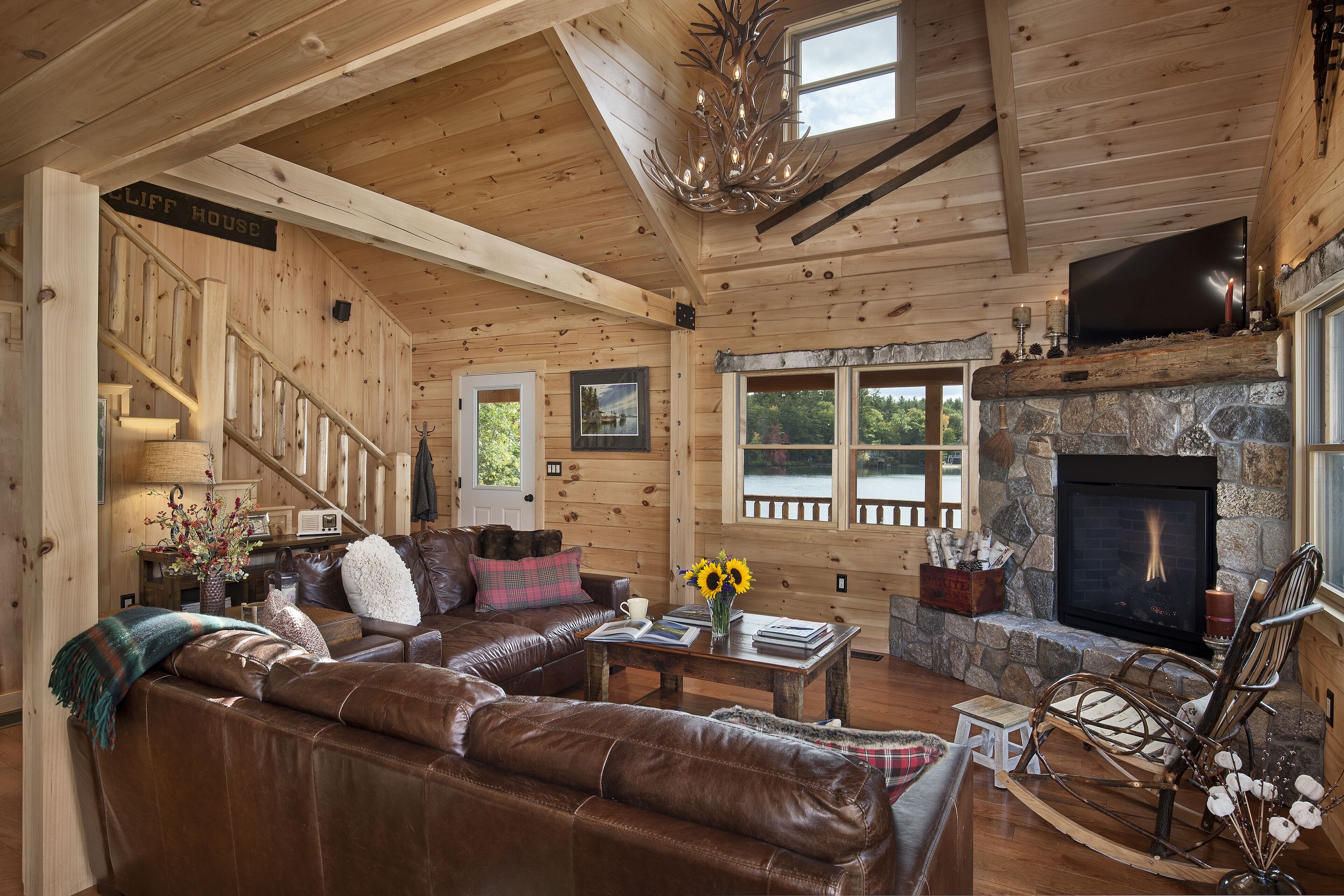 Luxury New Log Cabin on Lake Winnisquam perfect family Retreat in Lakes Region 