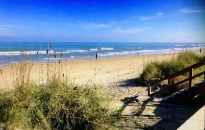 Tropical Beachfront Complex- Sleeps 6-Ground Floor
