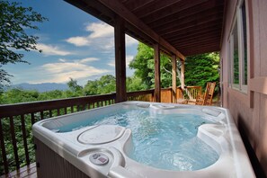 Outdoor spa tub - Reduced Summer Rates on Cloud 9 Stay Cool - Completely Updated with Top Views. (Banner Elk)