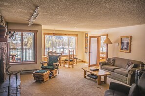 Smart TV, caminetto, lettore DVD, biblioteca musicale