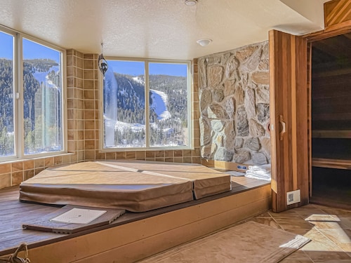 Spacious Luxury Condo Private Hot Tub and Sanua in Unit 1000' to ski lift