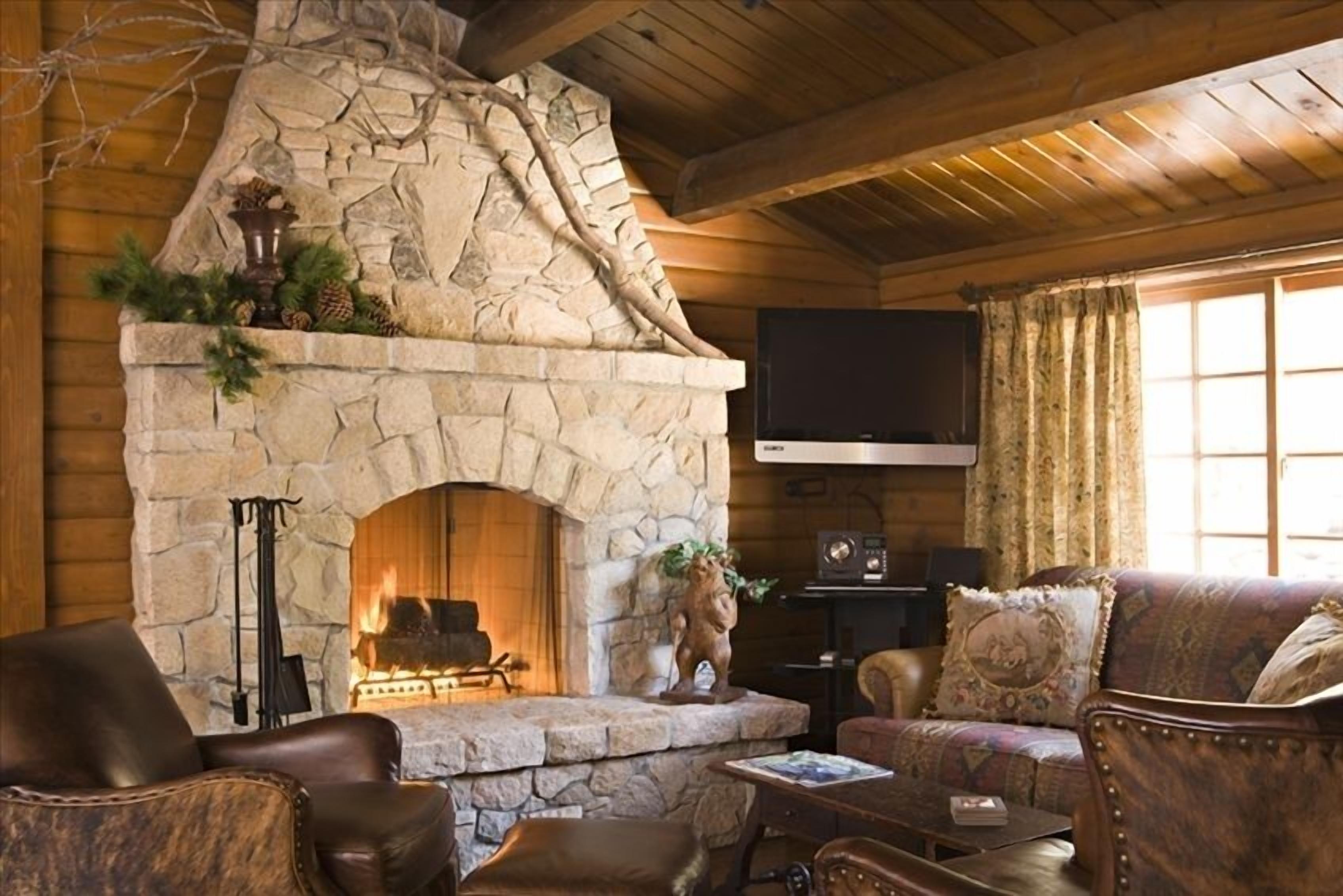 Exclusive Luxury Lodge on 40 Private Acres, 1/4 mile to Lake Arrowhead Village