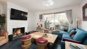 Living area - Centrally located, newly remodeled coastal elegance property with large outdoor living space (Dana Point)