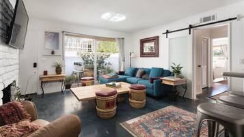 Una televisión, una chimenea, un reproductor estéreo