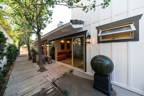 Centrally located, newly remodeled coastal elegance property with large outdoor living space