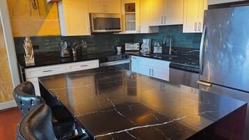 Réfrigérateur, micro-ondes, four, plaque de cuisson