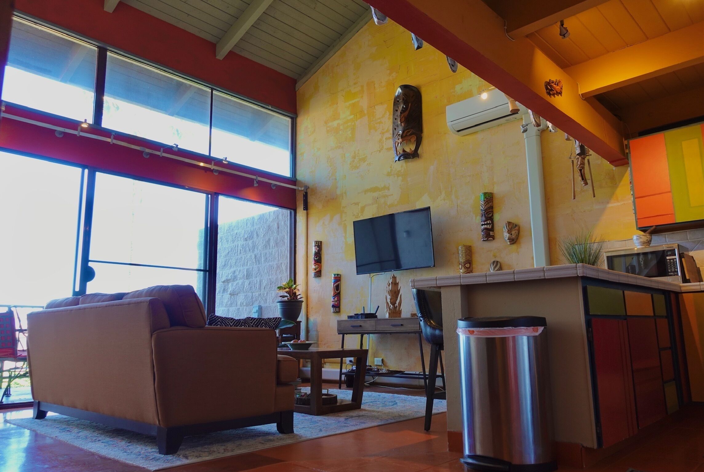 Smart-tv, dvd-spelare, böcker och en stereo