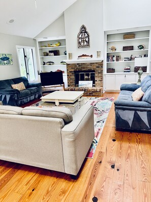 Smart TV, chimenea, reproductor de DVD, libros