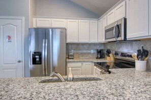 Frigorifero, microonde, forno, piano cottura