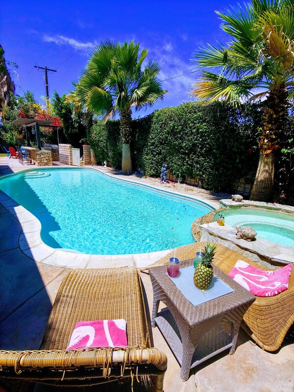 Una piscina al aire libre, una piscina climatizada