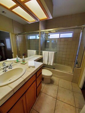Bañera con ducha, secador de pelo, toallas, jabón