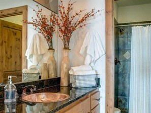Baignoire, sèche-cheveux, serviettes fournies, shampoing