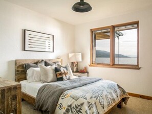 5 quartos, escrivaninha, ferros/tábuas de passar roupa, berço de viagem