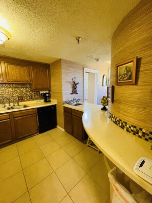 Geladeira, micro-ondas, cafeteira/chaleira, torradeira