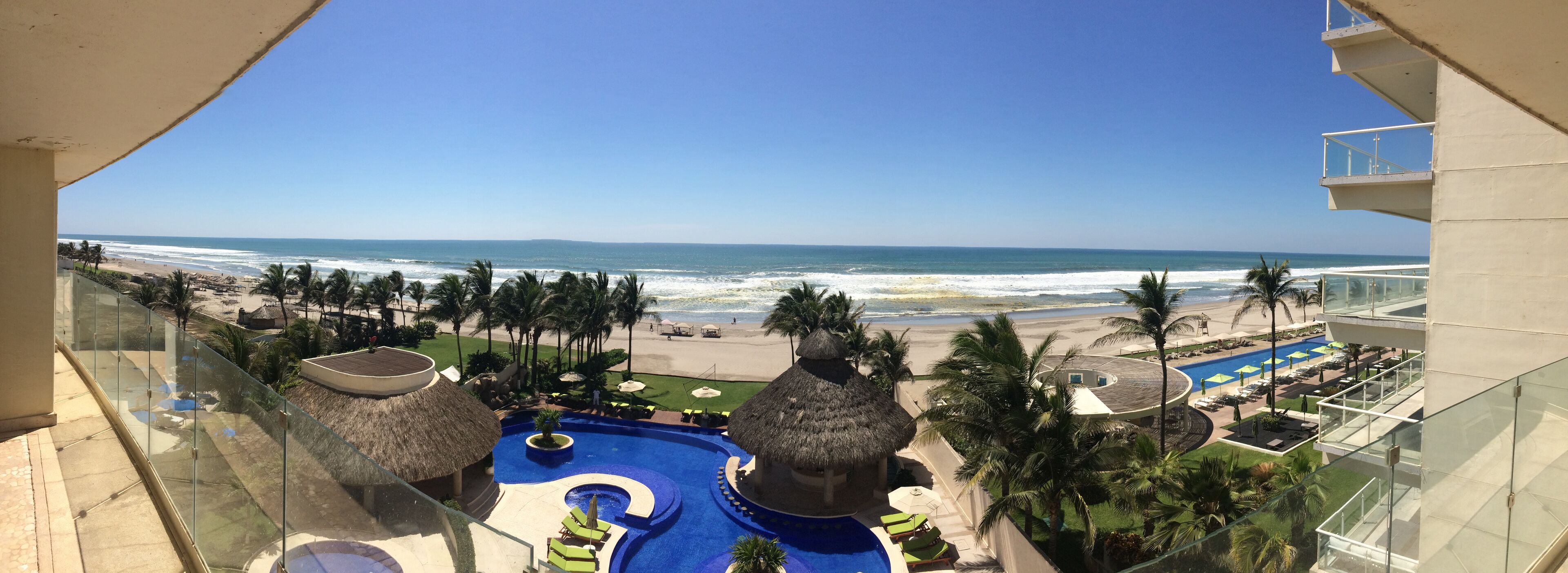 Spacious condo with Spectacular Ocean View, Beach access and Pool, sleeps 10