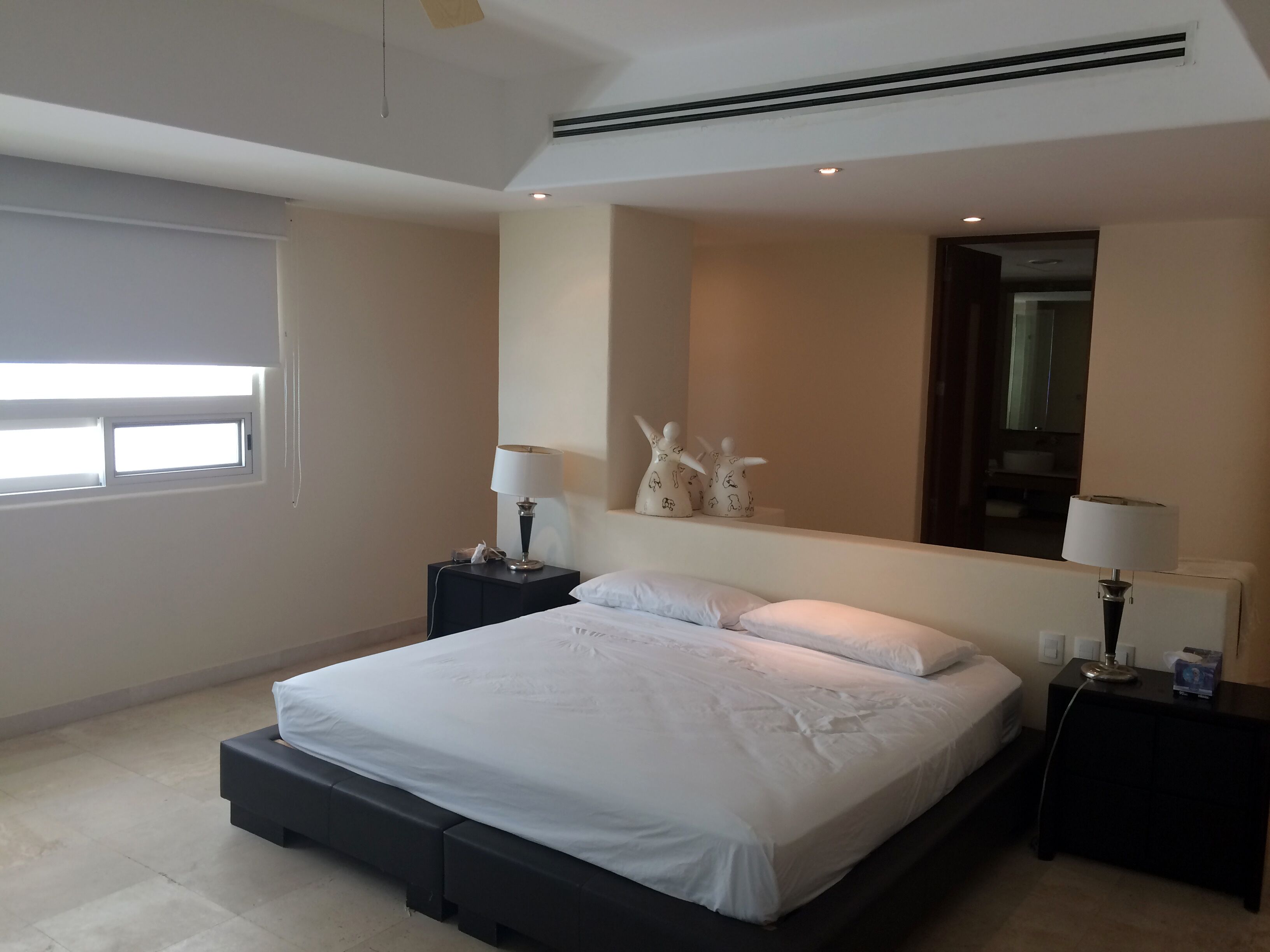 Spacious condo with Spectacular Ocean View, Beach access and Pool, sleeps 10