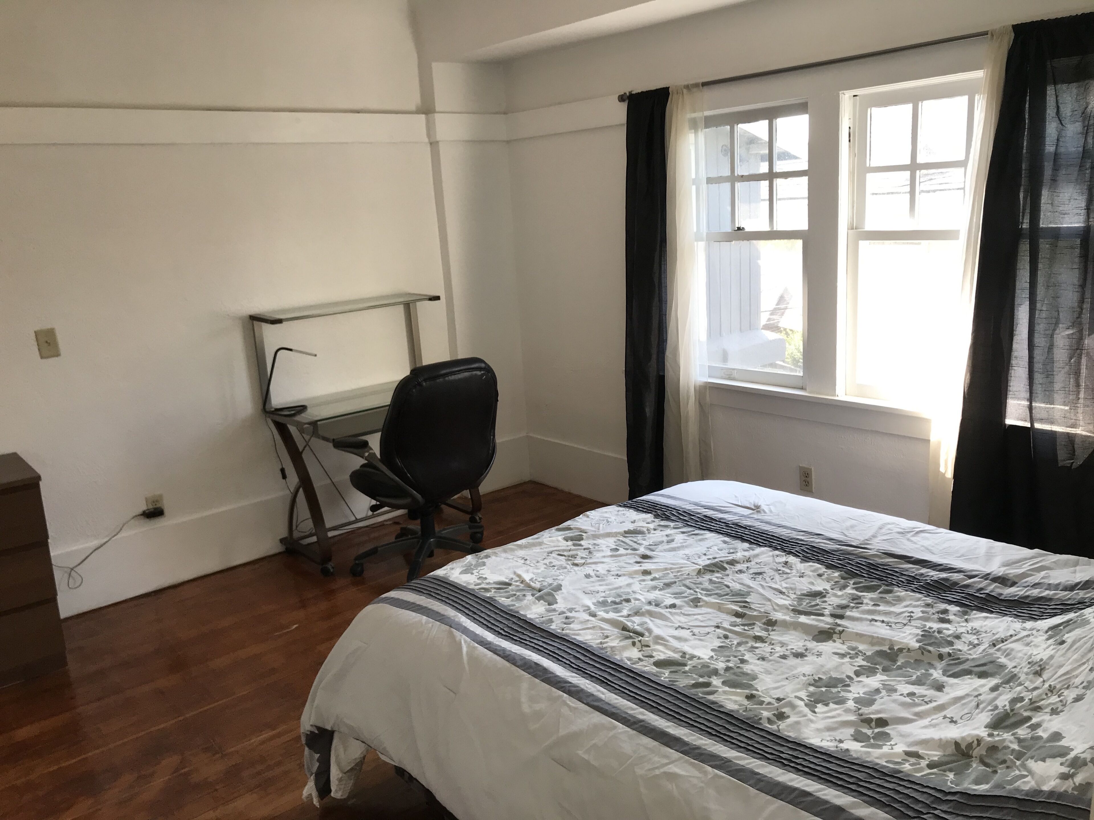 Sunny Private Upstairs Studio in Great Area