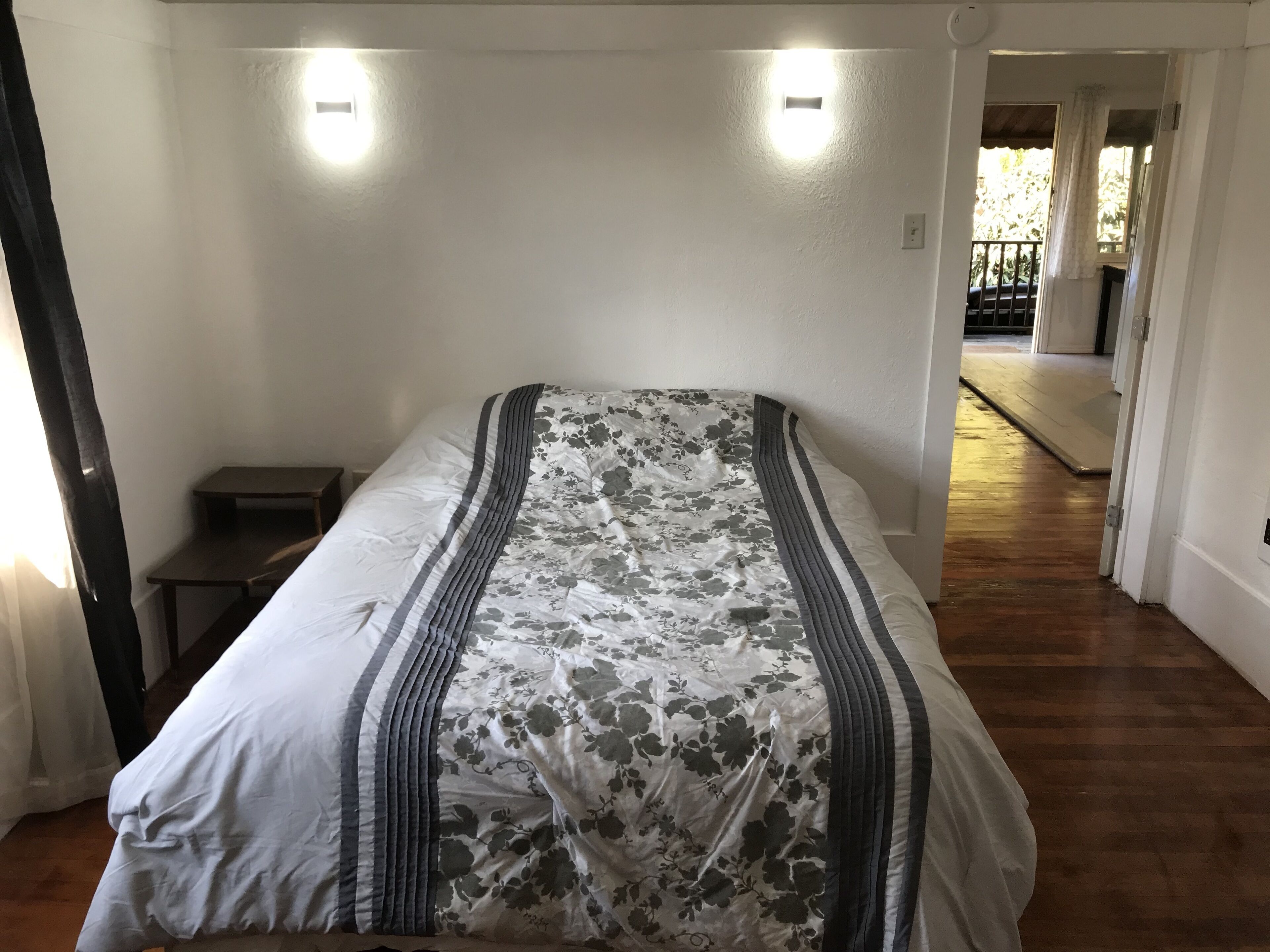 Sunny Private Upstairs Studio in Great Area