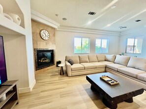 Smart TV, chimenea, futbolito y libros 