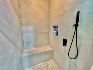 Ducha y bañera combinadas, bañera de hidromasaje, secador de pelo y bidé