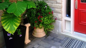 Eine rote Tür mit Briefkasten und Straßenweiser.