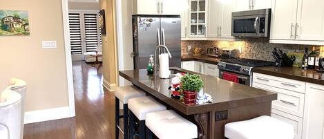 ثلاجة، ميكروويف، فرن، موقد طهي مسطح